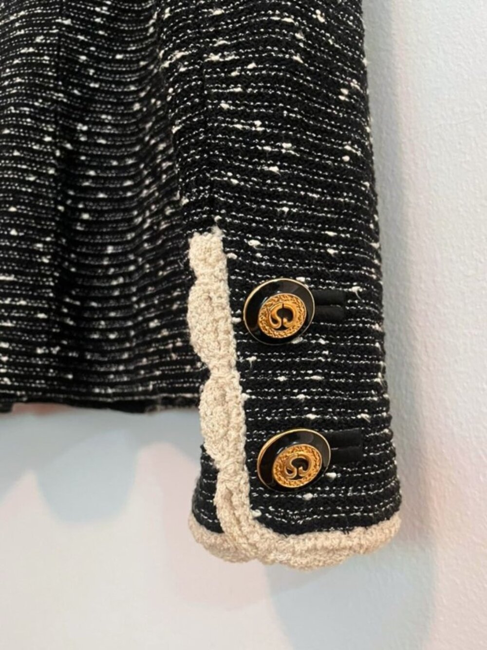 St. John Collection Textured Knit Black Ivory Scallop Trim Jacket, Size: 8 - Picture 9 of 10